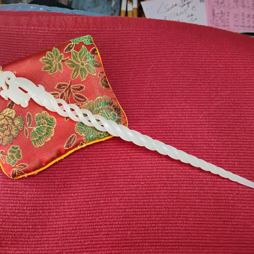 GORGEOUS WHITE JADE.💥DRAGON💥 TWISTED HAIR STICK, SCULPTED HAIR. NWT - Picture 7 of 14